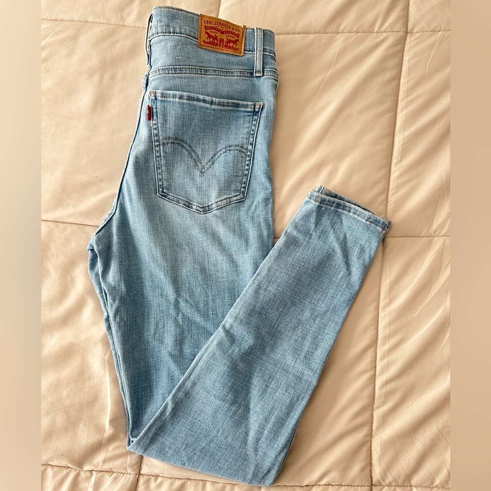 New without Tags - Levi’s Mile high rise skinny Jeans - no tears - no flaws